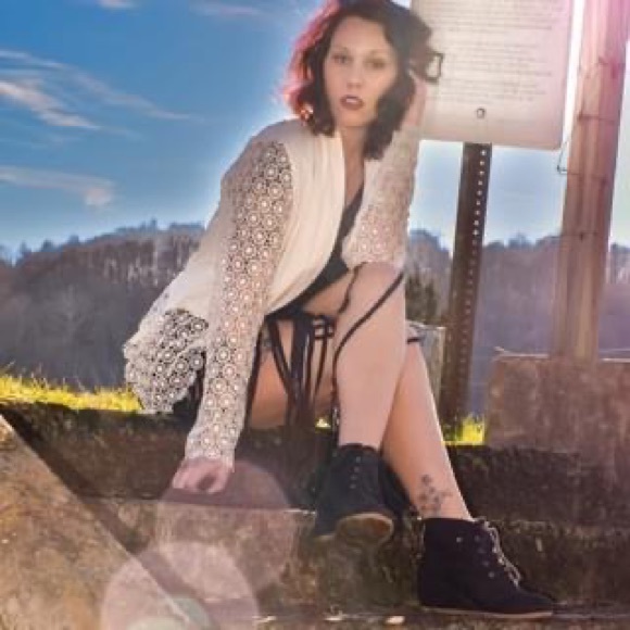 Meet your Posher, Alyssa - Picture 3 of 6